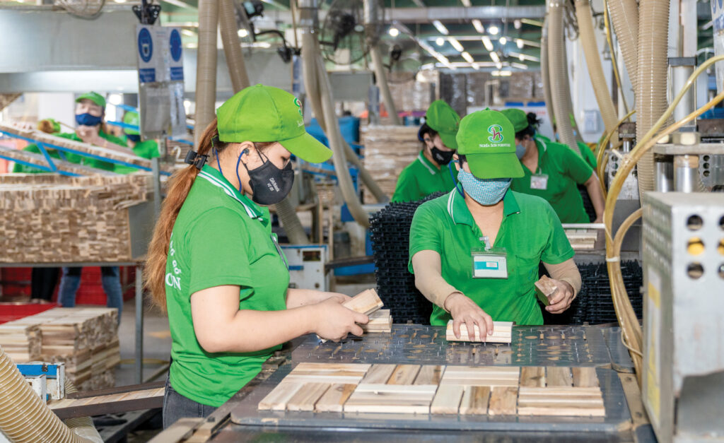 Mr. Huynh Le Dai Thang - Director of Nghia Son Wood Co., Ltd.: B2C Through a Strategic Alliance 10 11 B2C bang chien luoc lien ket 2