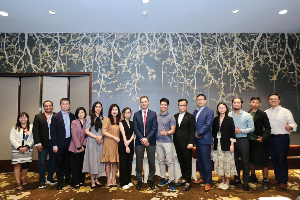 Ông Eric Broussard - Phó chủ tịch Tập đoàn Amazon: “Xuất khẩu online” là động lực tăng trưởng của Việt Nam 1 21 Ong Eric Broussard 1