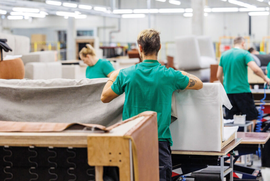 The Wave of Bringing Factories Back to the United States 3 6 Lan song hoi huong tieng Anh 1