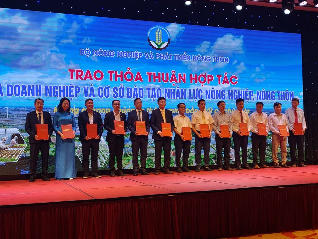 Hội nghị đào tạo và phát triển nguồn nhân lực nông nghiệp và phát triển nông thôn khu vực miền Trung và Tây nguyên 1 z4634909625182 e3804d4ad41dc9886659b975f3f56dc3
