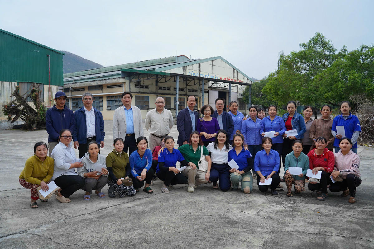 Đoàn HAWA & BIFA thăm hỏi, trao quà cho cán CB - CNV tại doanh nghiệp hội viên miền Trung