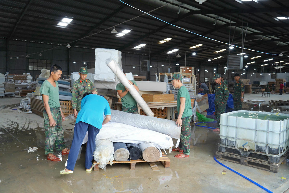 Đoàn HAWA & BIFA thăm hỏi, trao quà cho cán CB - CNV tại doanh nghiệp hội viên miền Trung