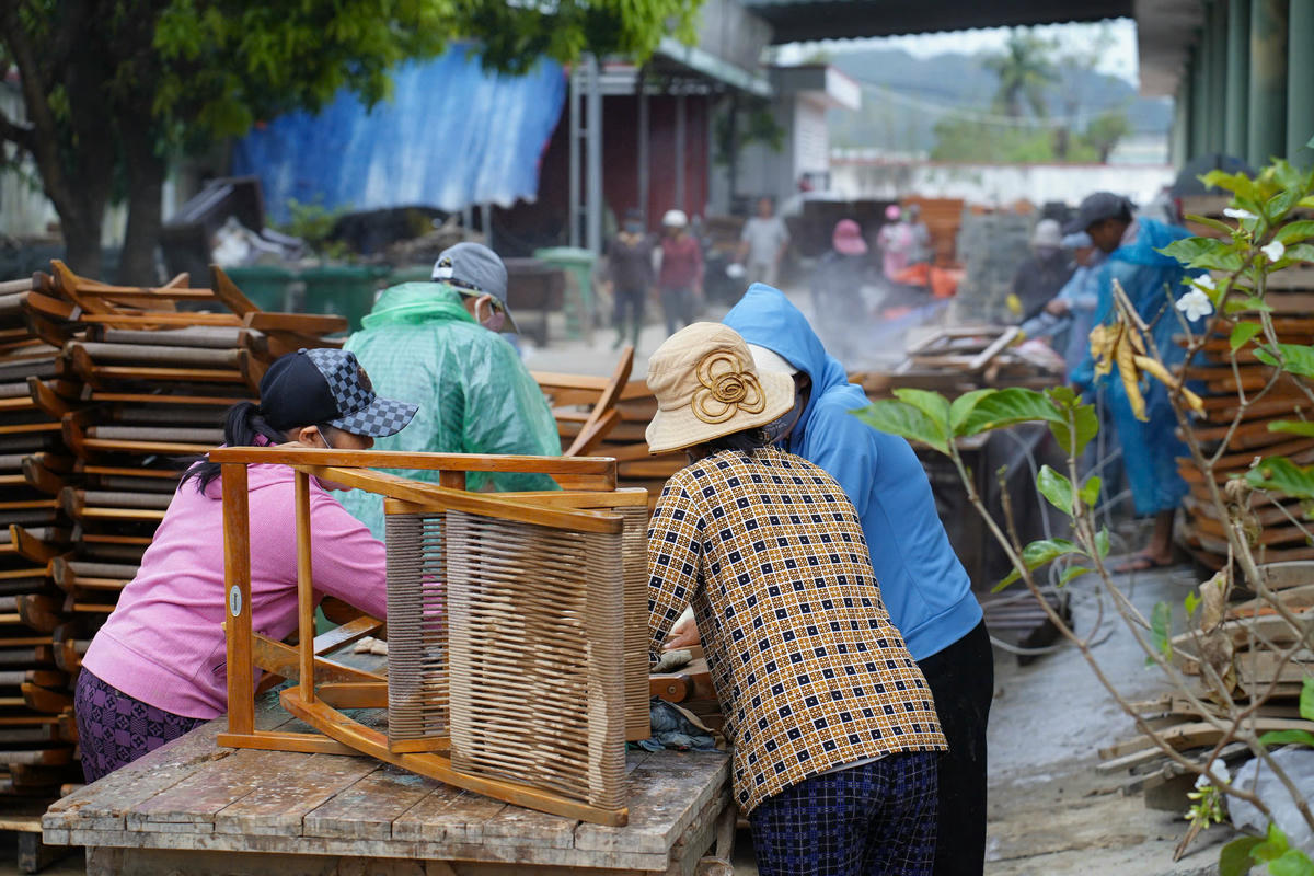 Đoàn HAWA & BIFA thăm hỏi, trao quà cho cán CB - CNV tại doanh nghiệp hội viên miền Trung
