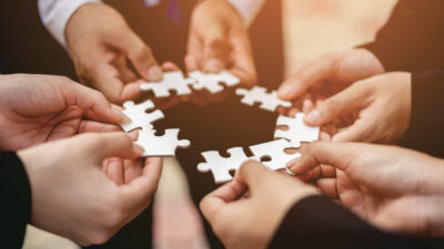 Jigsaw combines the energy of teamwork. The importance of working as a team Join groups to work and complete successful errands. Pieces Keywords in Great Teamwork