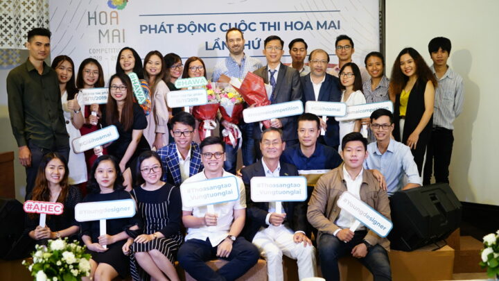 btc-hoa-mai-chup-hinh-cung-cac-khach-moi